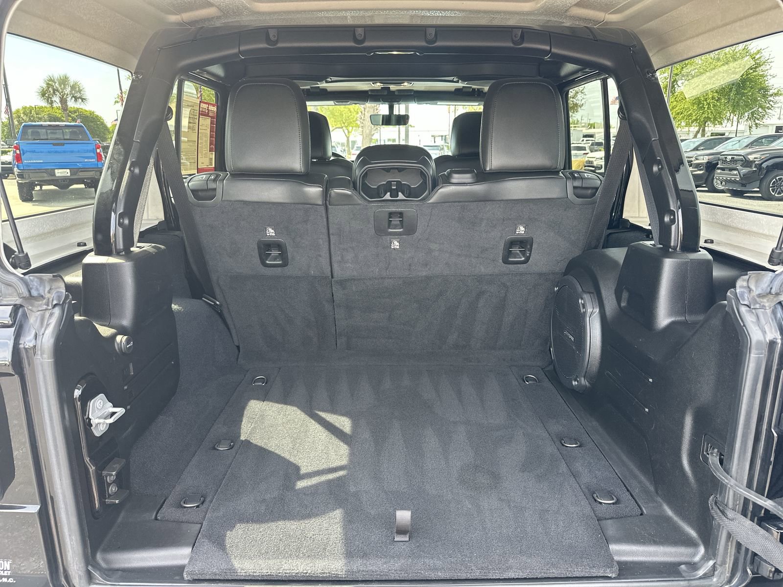 Used 2022 Jeep Wrangler Unlimited Sahara AWD/4WD image 32