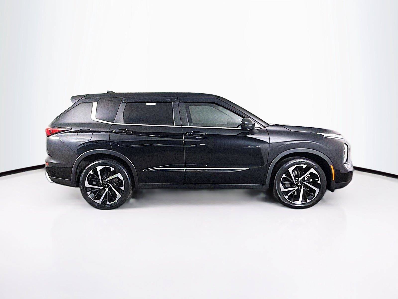 Used 2023 Mitsubishi Outlander SE AWD/4WD image 12