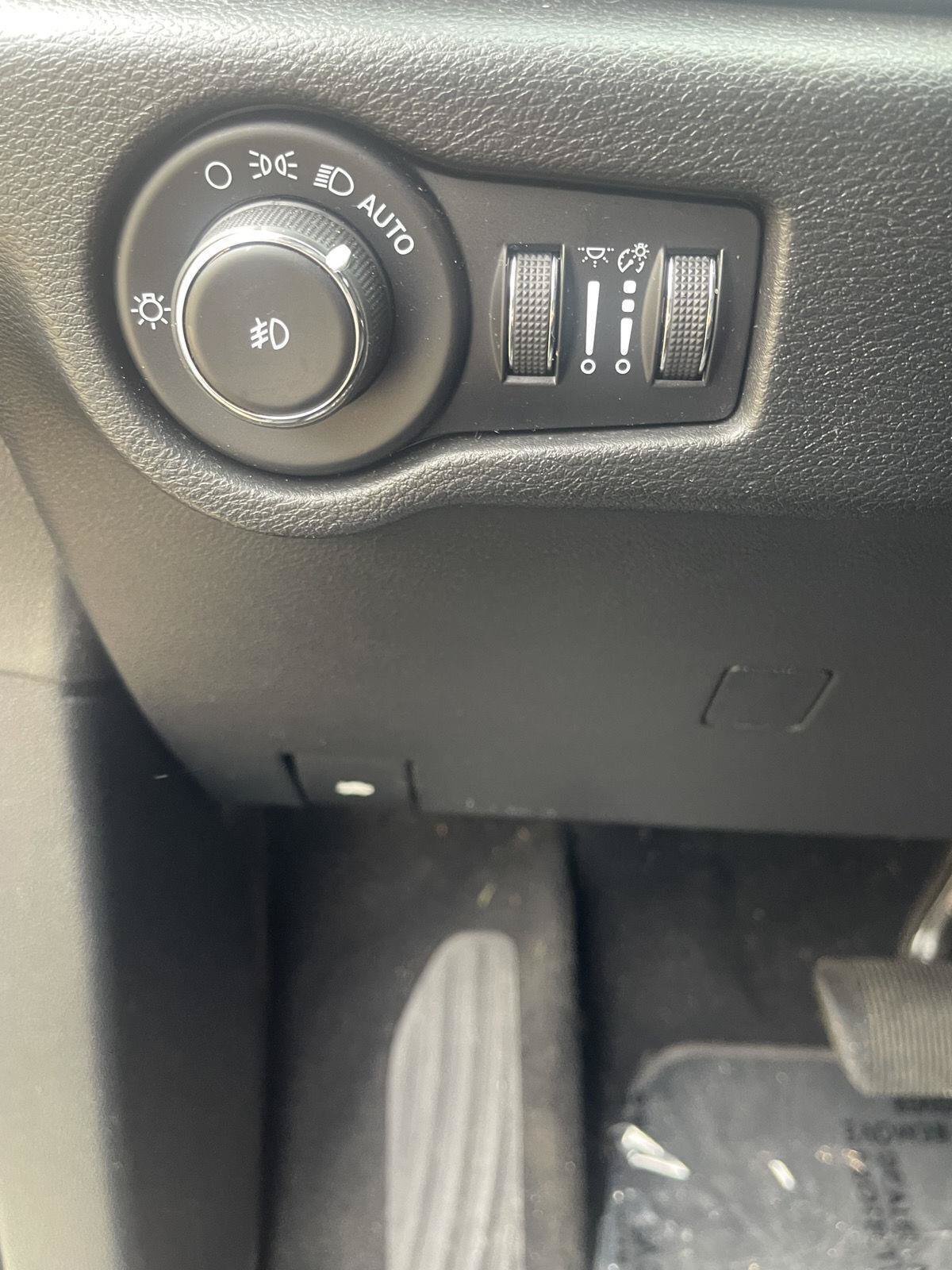 Used 2023 Chrysler Pacifica Limited w/ Uconnect Theater Family Group FWD image 19