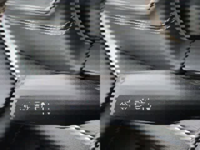 Used 2025 Jeep Grand Cherokee Altitude image 28