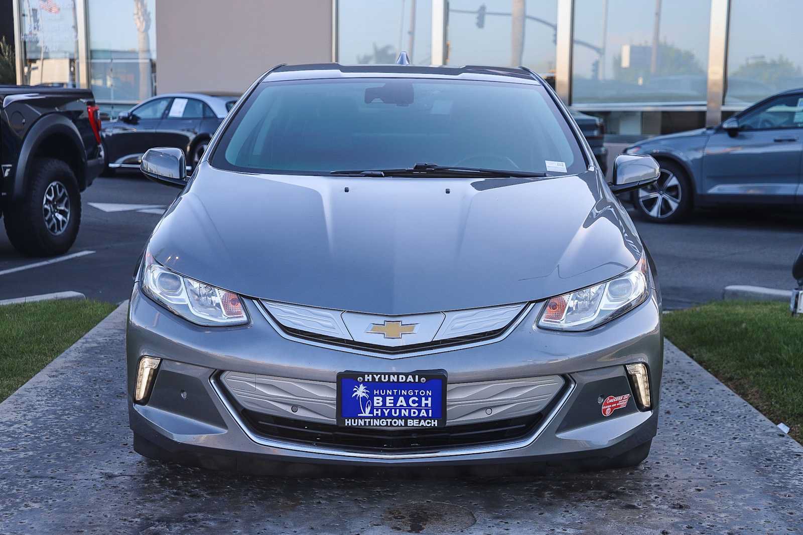 Used 2018 Chevrolet Volt Premier w/ Driver Confidence Package FWD image 2