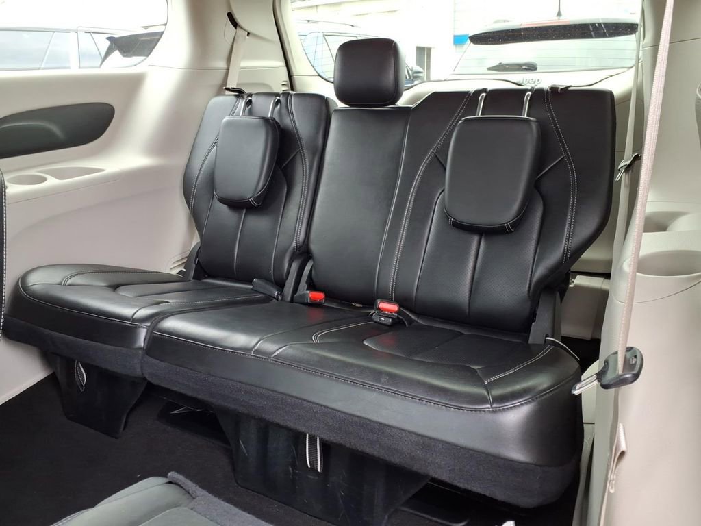 Used 2023 Chrysler Pacifica Touring-L image 17