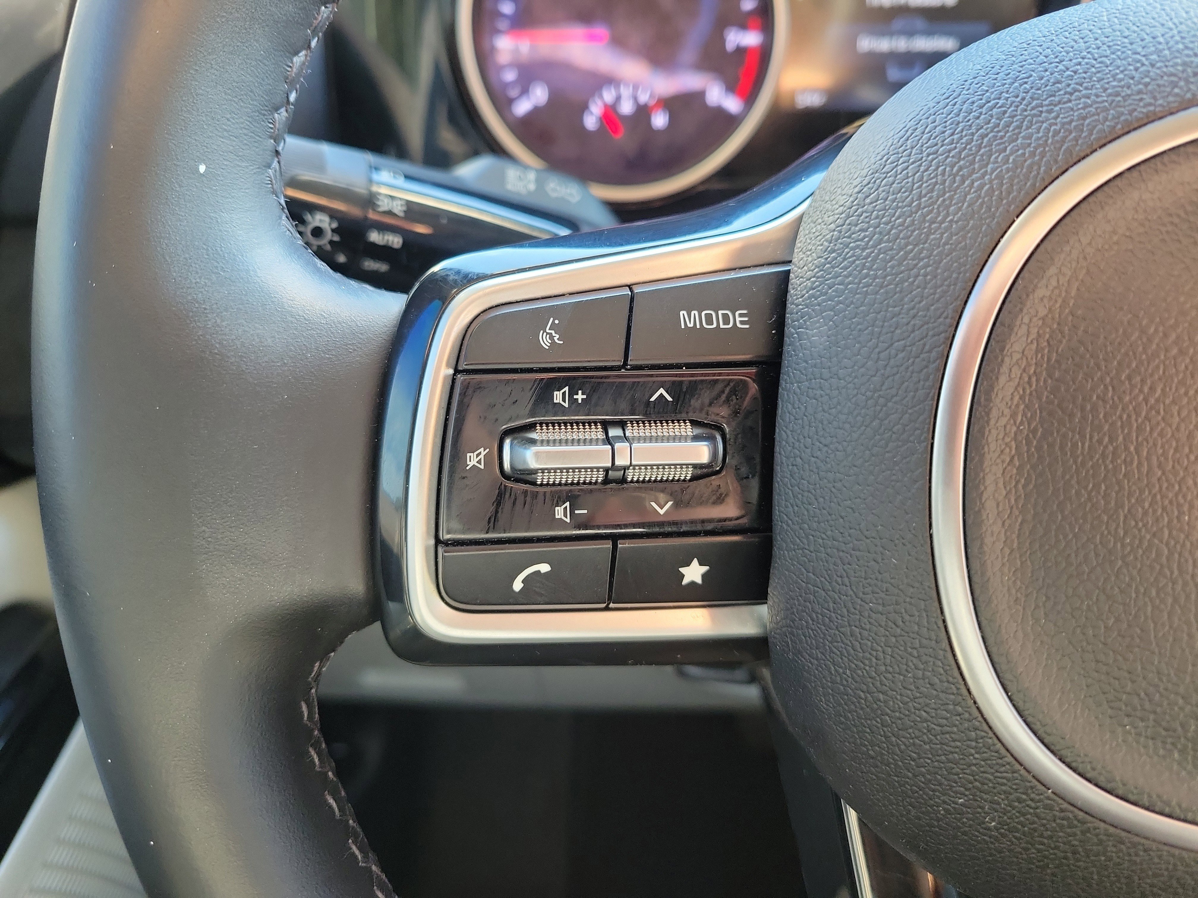 Certified 2022 Kia Carnival EX image 27