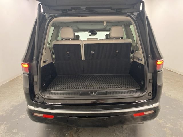 Used 2024 Jeep Wagoneer Series III w/ Premium Group I AWD/4WD image 31