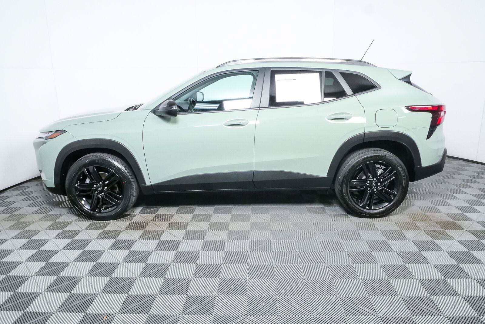 Used 2024 Chevrolet Trax ACTIV w/ Sunroof Package FWD image 29