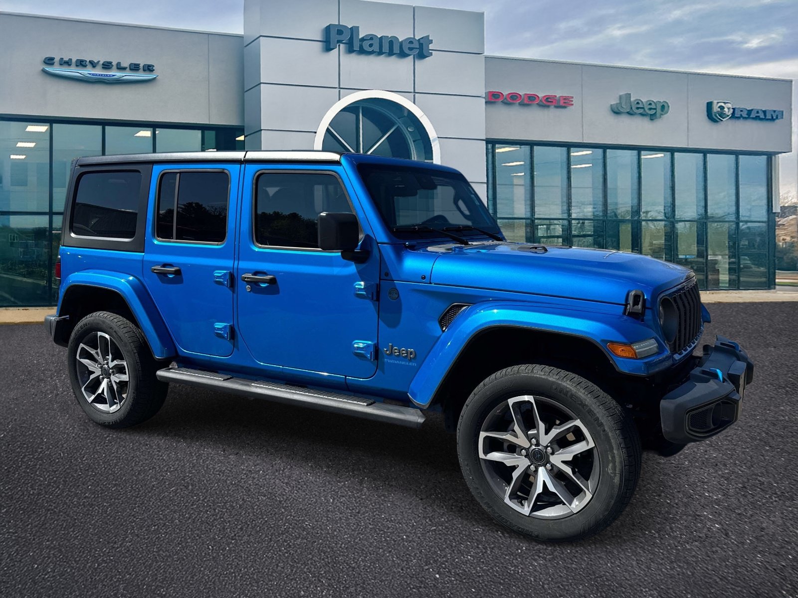 Used 2024 Jeep Wrangler Unlimited w/ Convenience Group AWD/4WD image 1