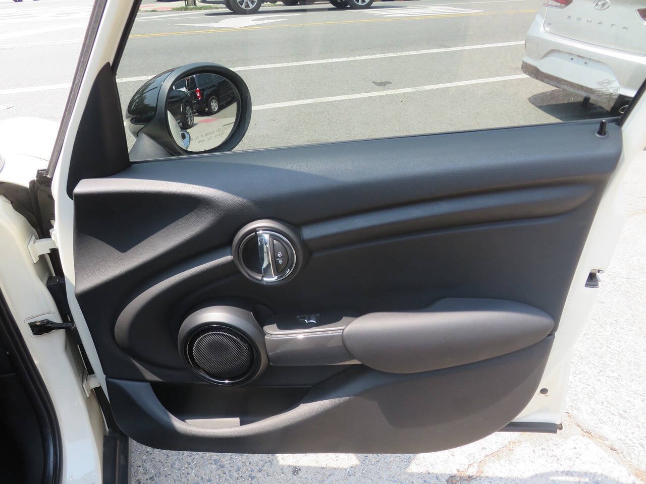 Used 2019 MINI Cooper 4-Door Hardtop w/ Signature Upholstery Package FWD image 28
