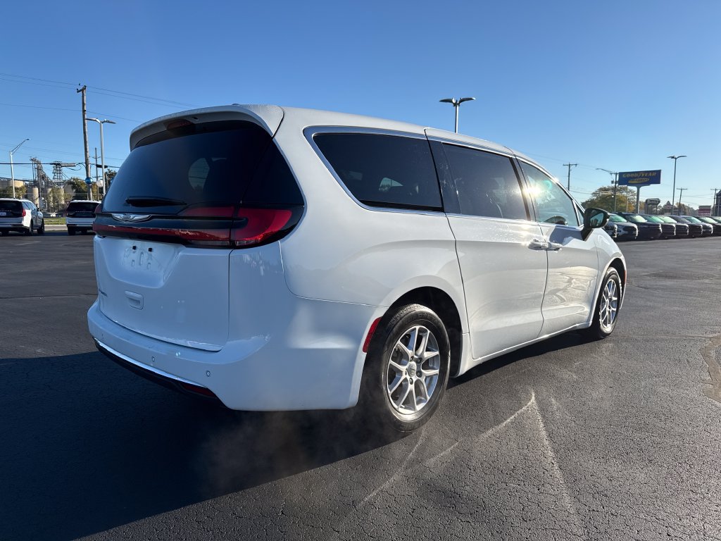 Used 2025 Chrysler Pacifica Select FWD image 8