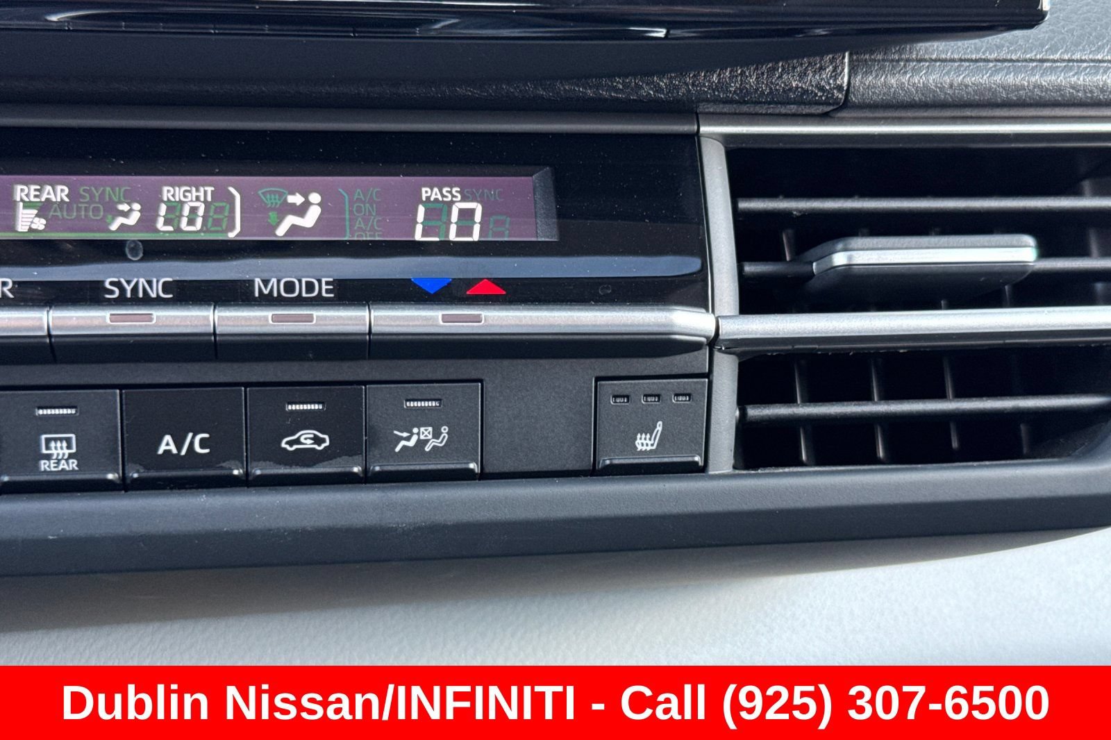 Used 2025 Toyota Sienna XLE FWD image 31
