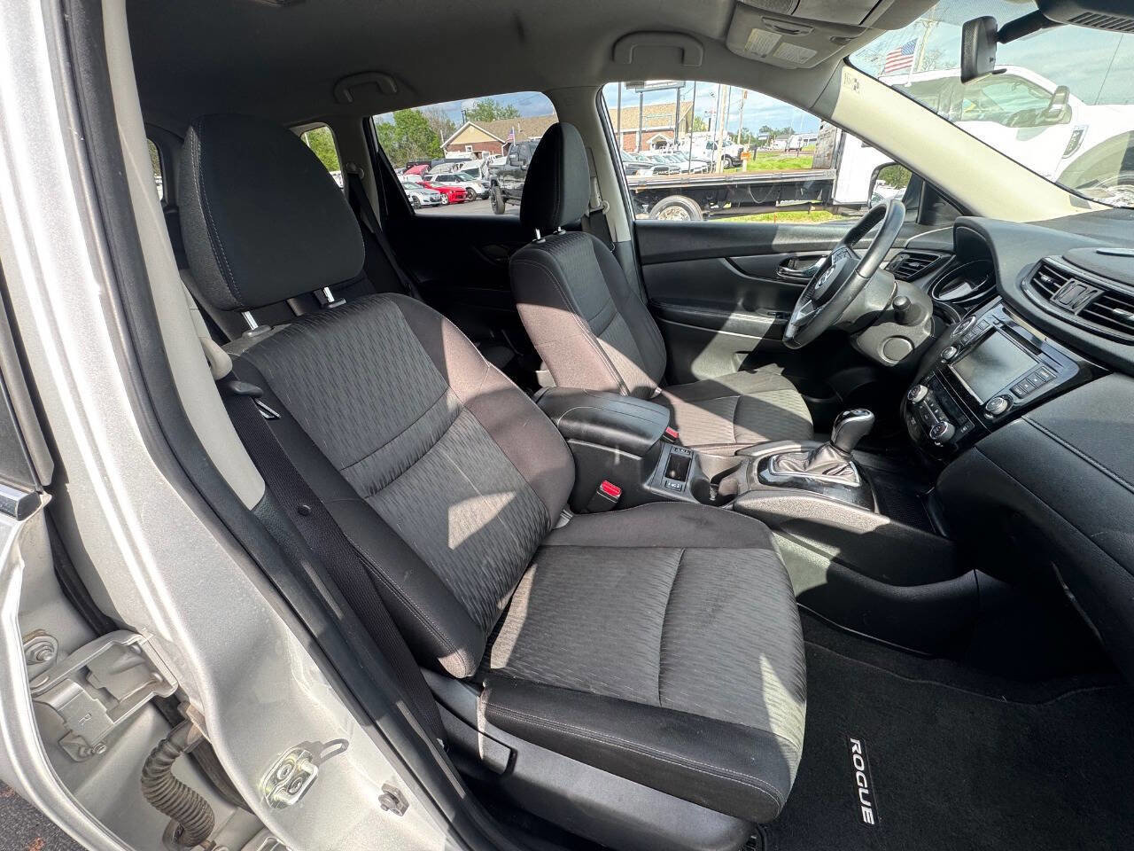 Used 2020 Nissan Rogue SV image 10