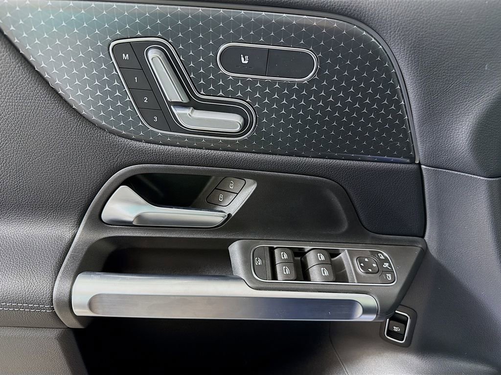 Used 2024 Mercedes-Benz GLB 250 4MATIC image 17