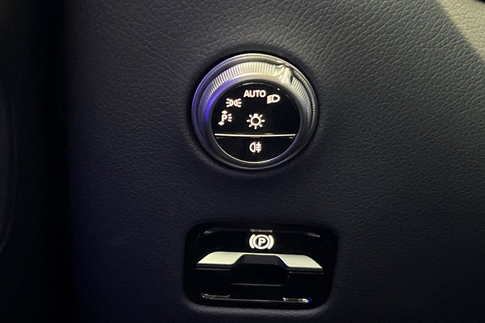 Used 2025 Mercedes-Benz GLC 300 4MATIC image 32