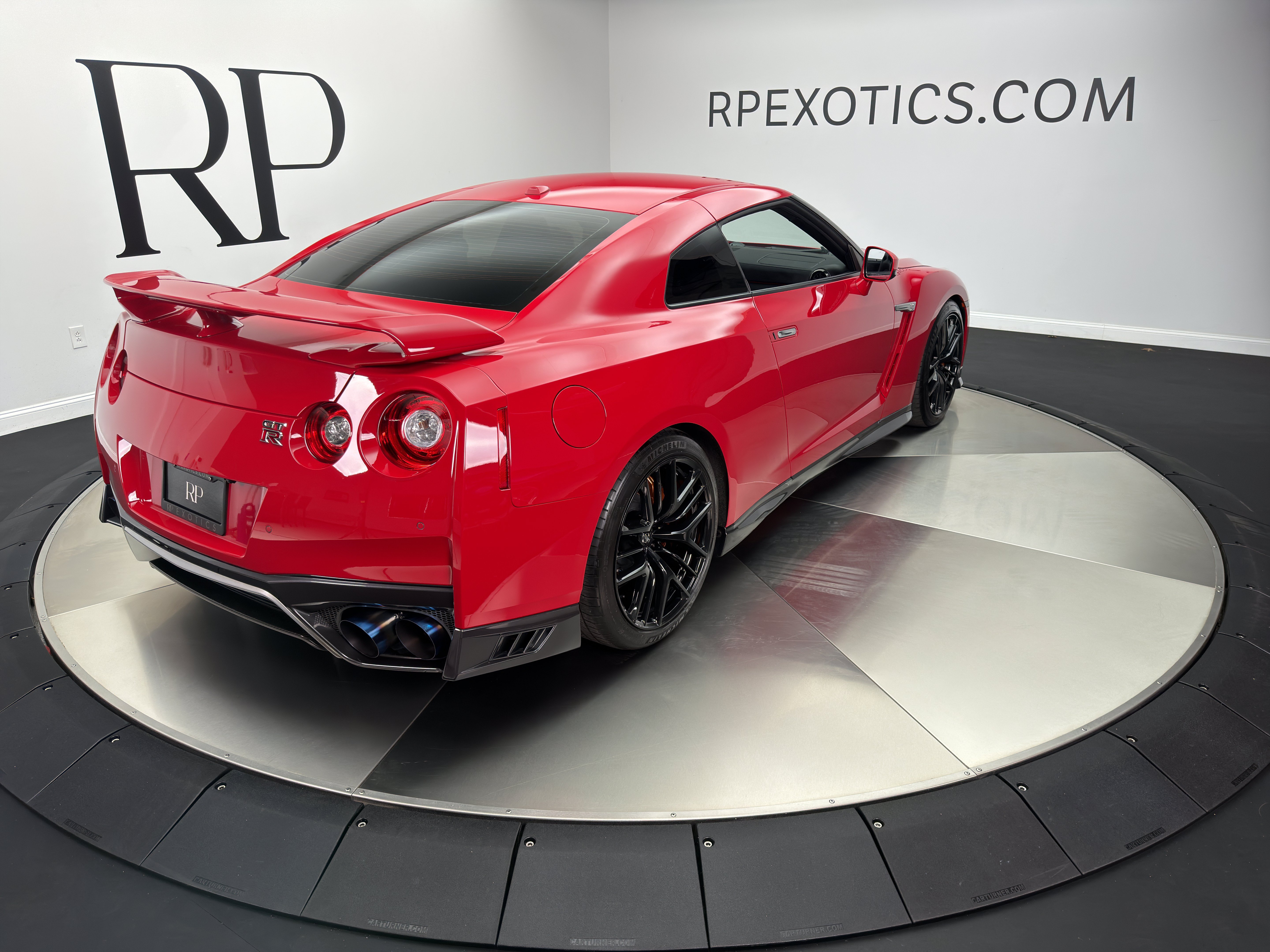 Used 2018 Nissan GT-R Premium AWD/4WD image 9