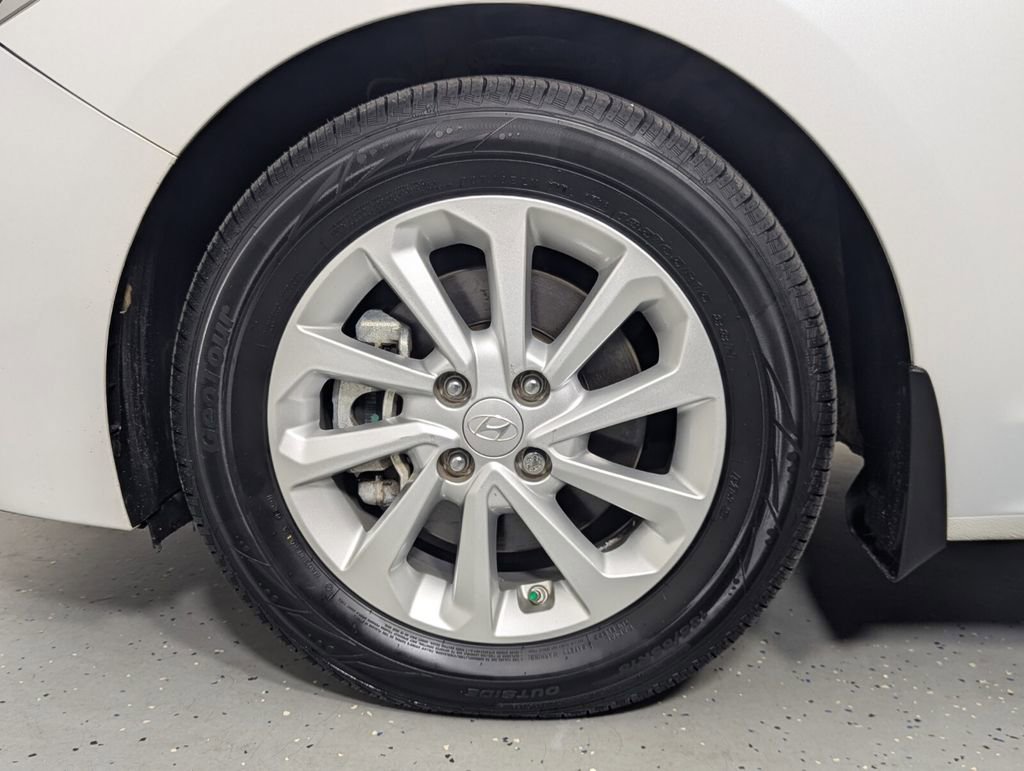 Used 2022 Hyundai Accent SEL image 11