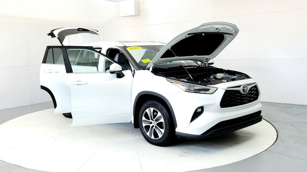 Used 2023 Toyota Highlander XLE AWD/4WD image 12