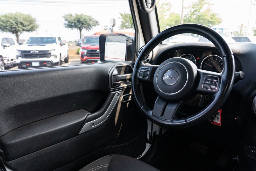 Used 2016 Jeep Wrangler Unlimited Rubicon w/ Connectivity Group AWD/4WD image 12