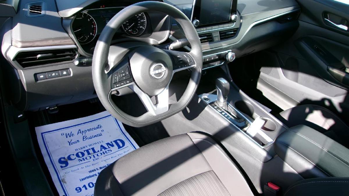 Used 2025 Nissan Altima 2.5 SV FWD image 12