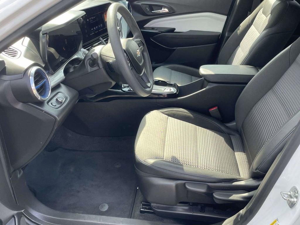 Used 2025 Chevrolet Trax LT image 10