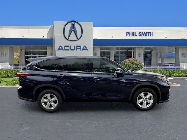 Used 2022 Toyota Highlander LE FWD image 4