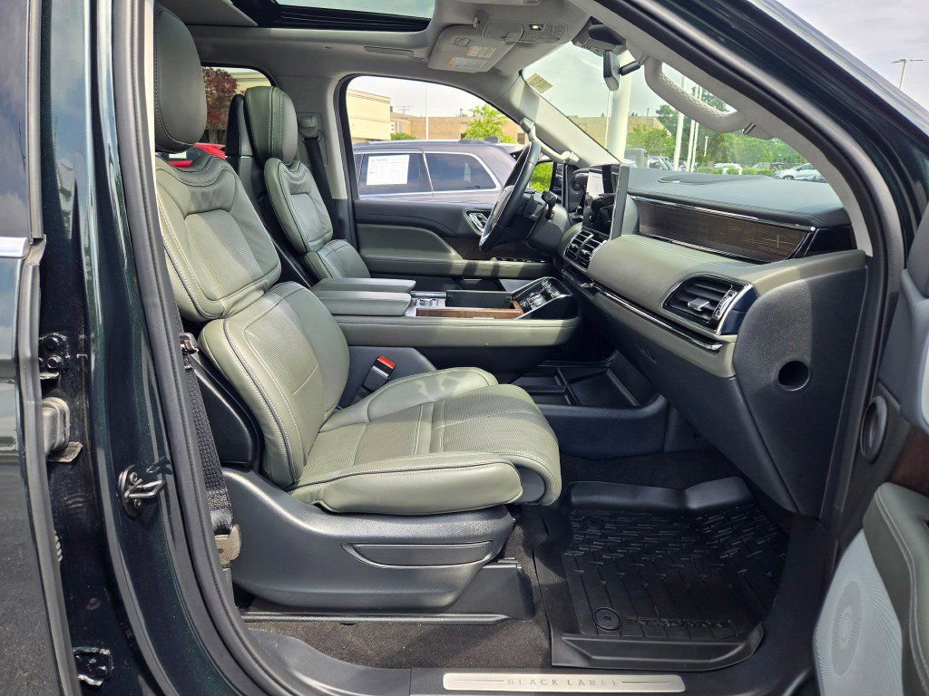 Used 2023 Lincoln Navigator Black Label AWD/4WD image 6