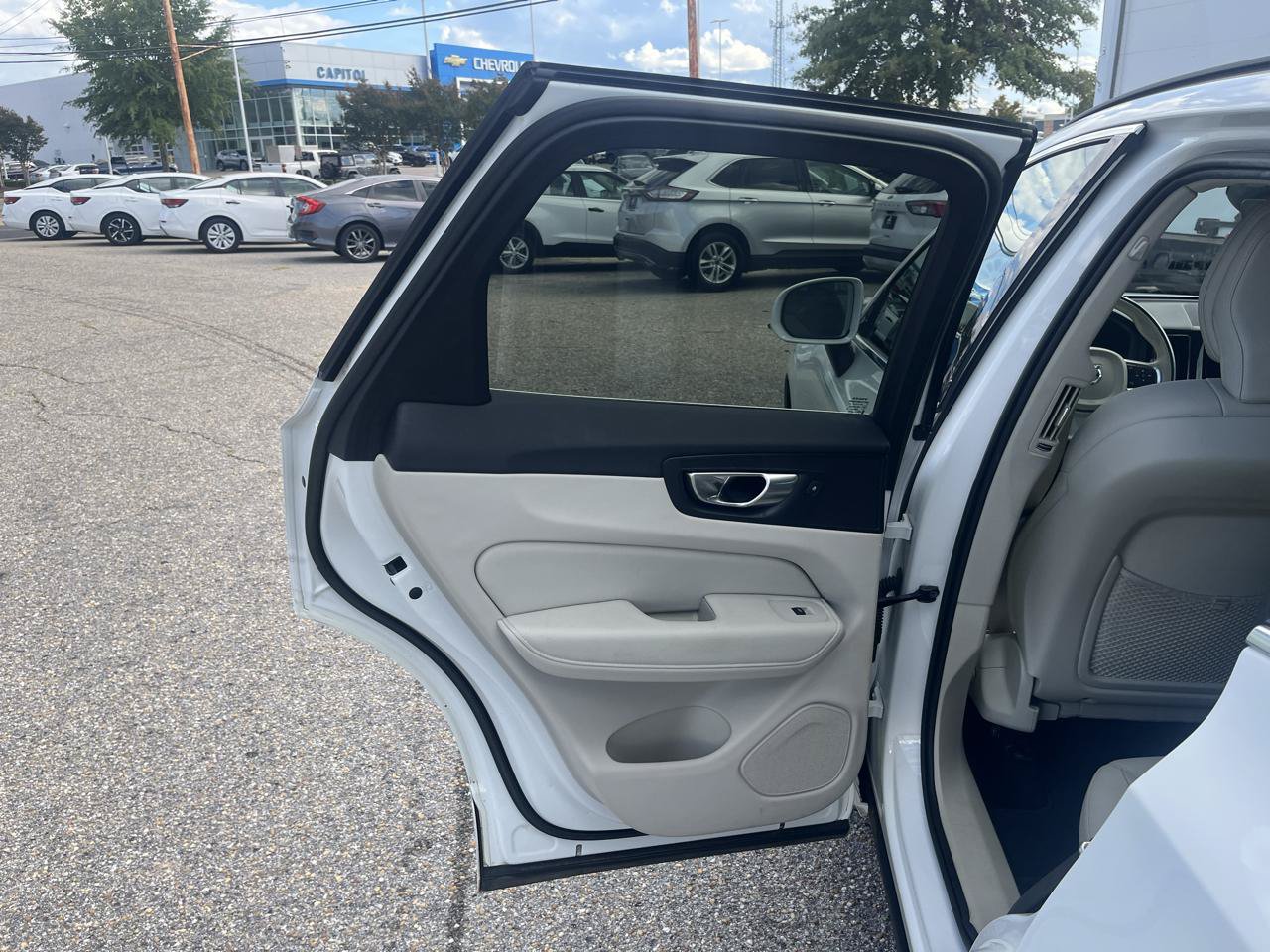 Used 2022 Volvo XC60 B5 Momentum AWD/4WD image 36