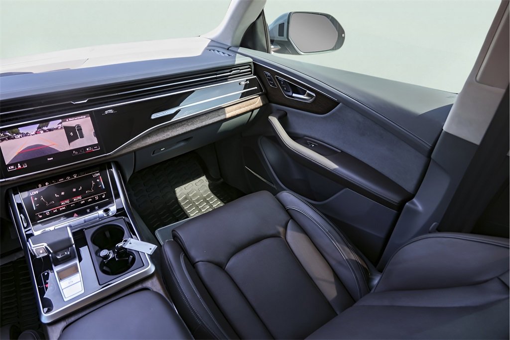 Used 2024 Audi Q8 Prestige image 31