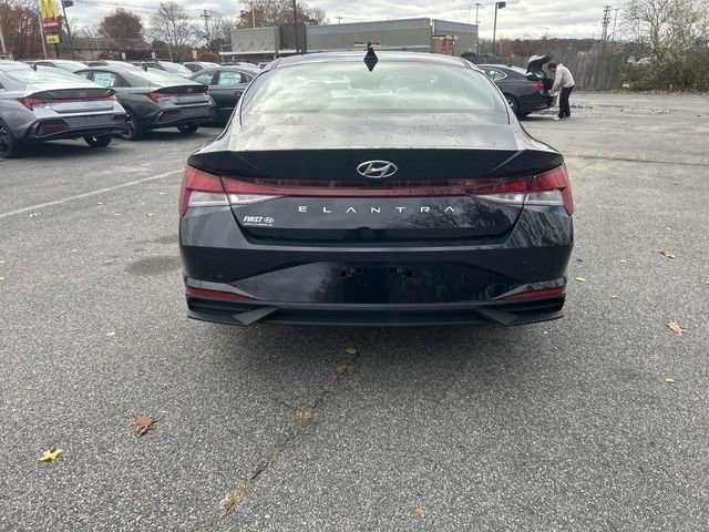 Certified 2023 Hyundai Elantra SE w/ Cargo Package image 4