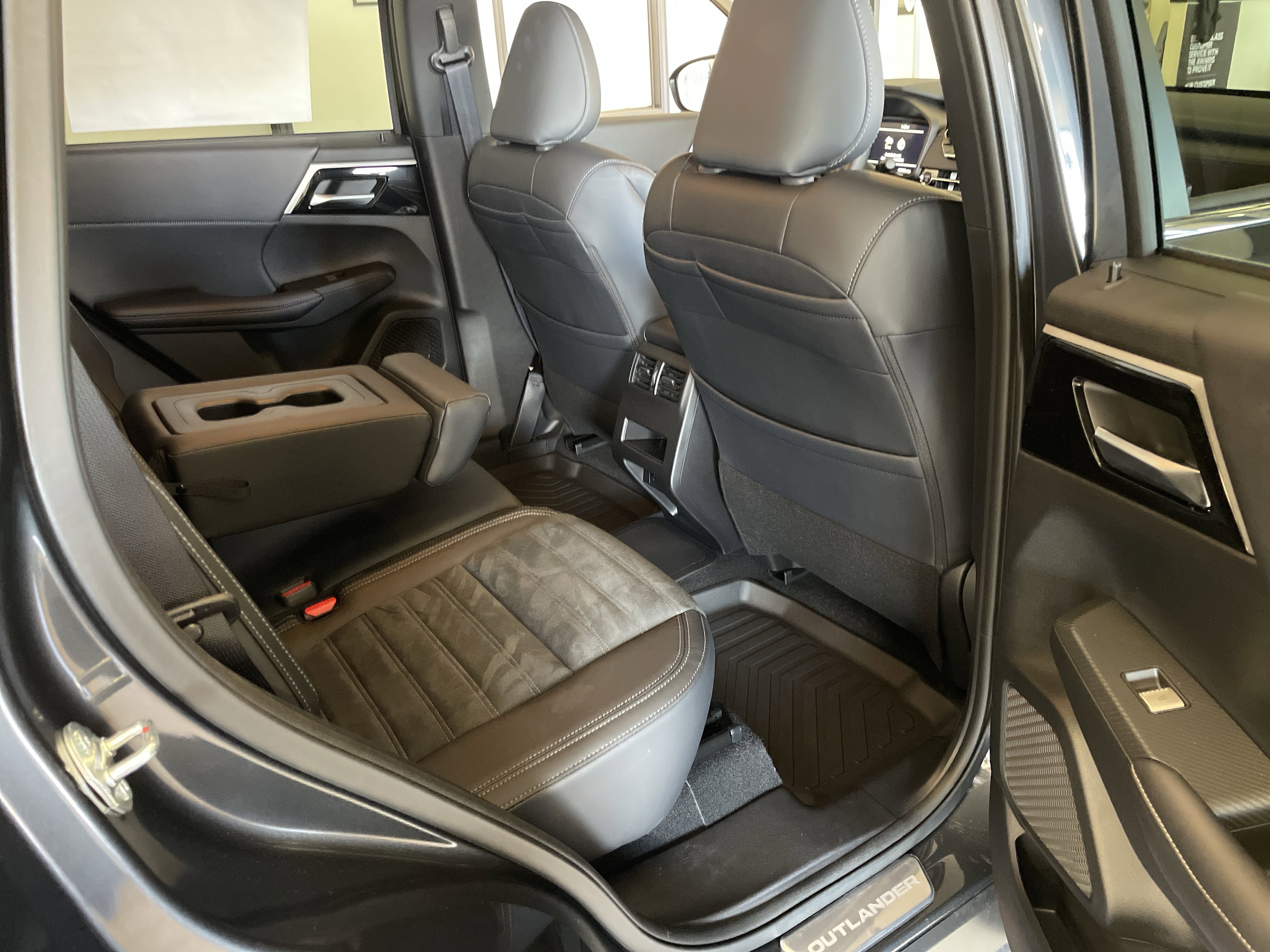 New 2025 Mitsubishi Outlander SE image 16