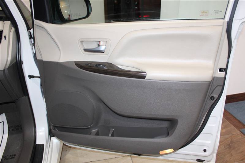 Used 2020 Toyota Sienna XLE AWD/4WD image 31