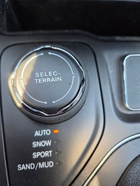 Used 2020 Jeep Cherokee Latitude Plus w/ Comfort/Convenience Group AWD/4WD image 7