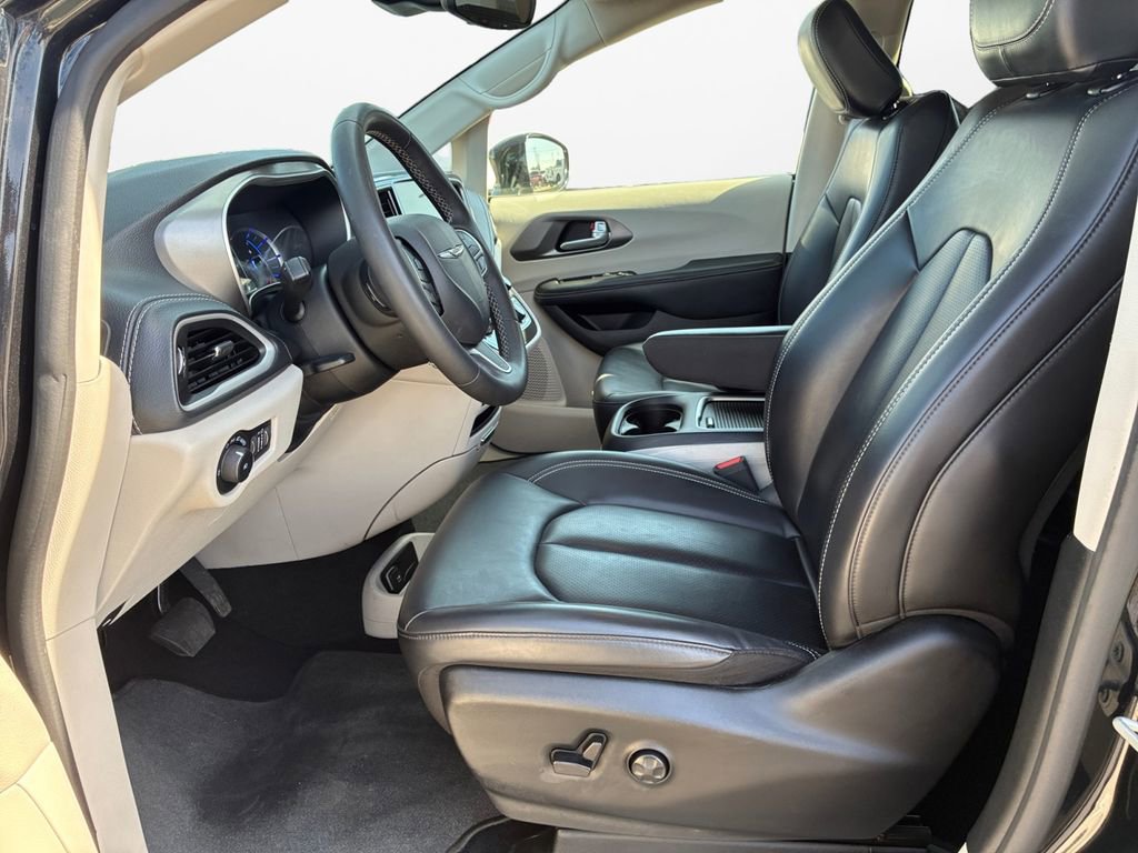 Used 2024 Chrysler Pacifica Select image 19