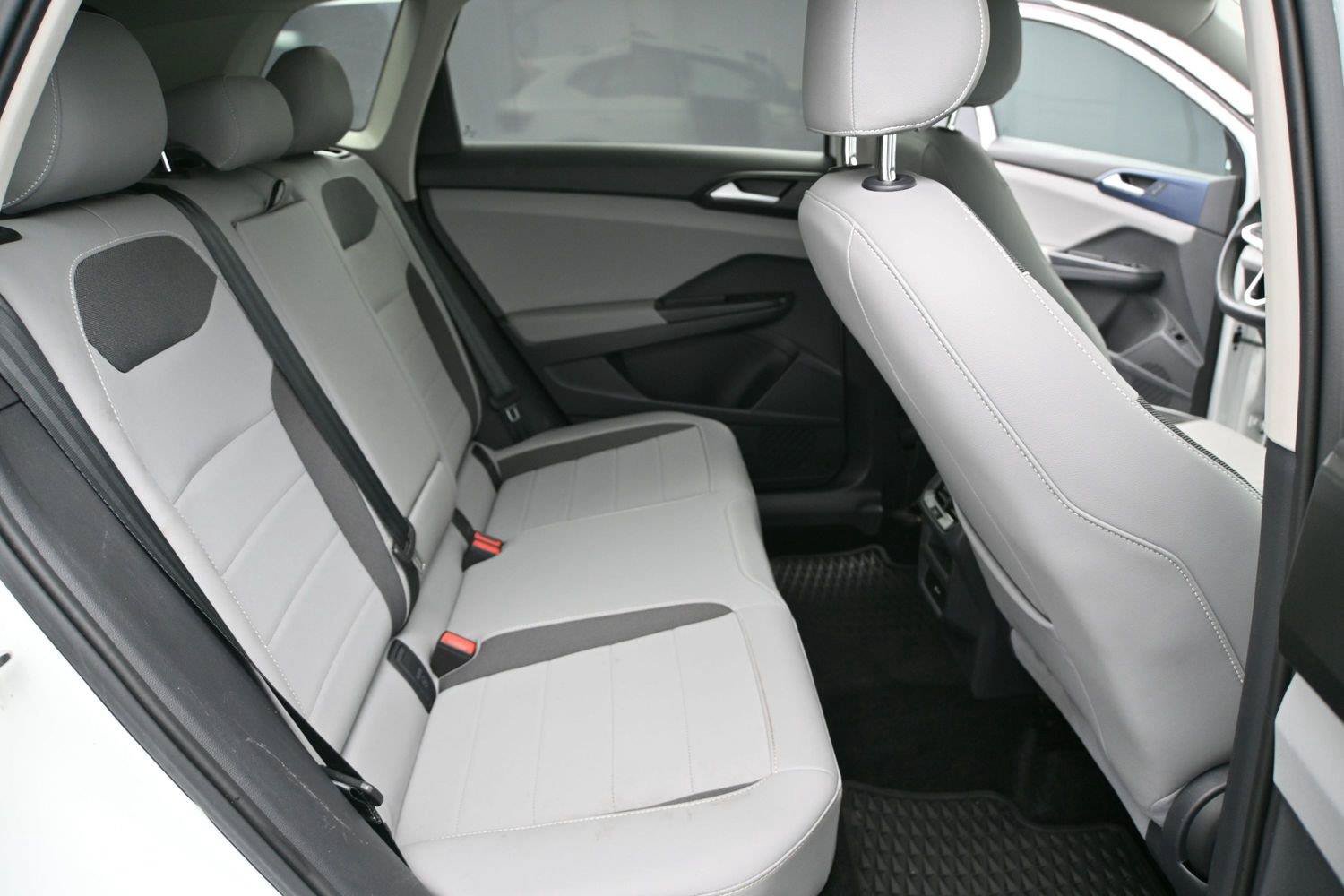 Used 2023 Volkswagen Taos SE w/ Panoramic Sunroof Package FWD image 19