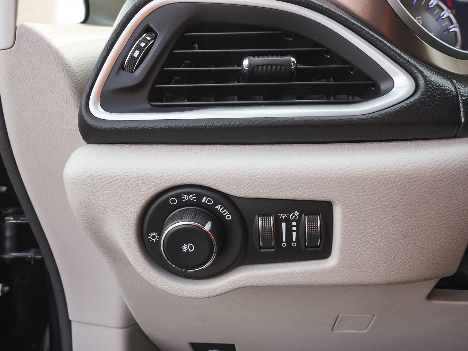 Used 2017 Chrysler Pacifica Touring-L Plus FWD image 16