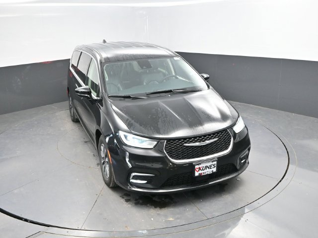 Used 2024 Chrysler Pacifica Limited FWD image 36