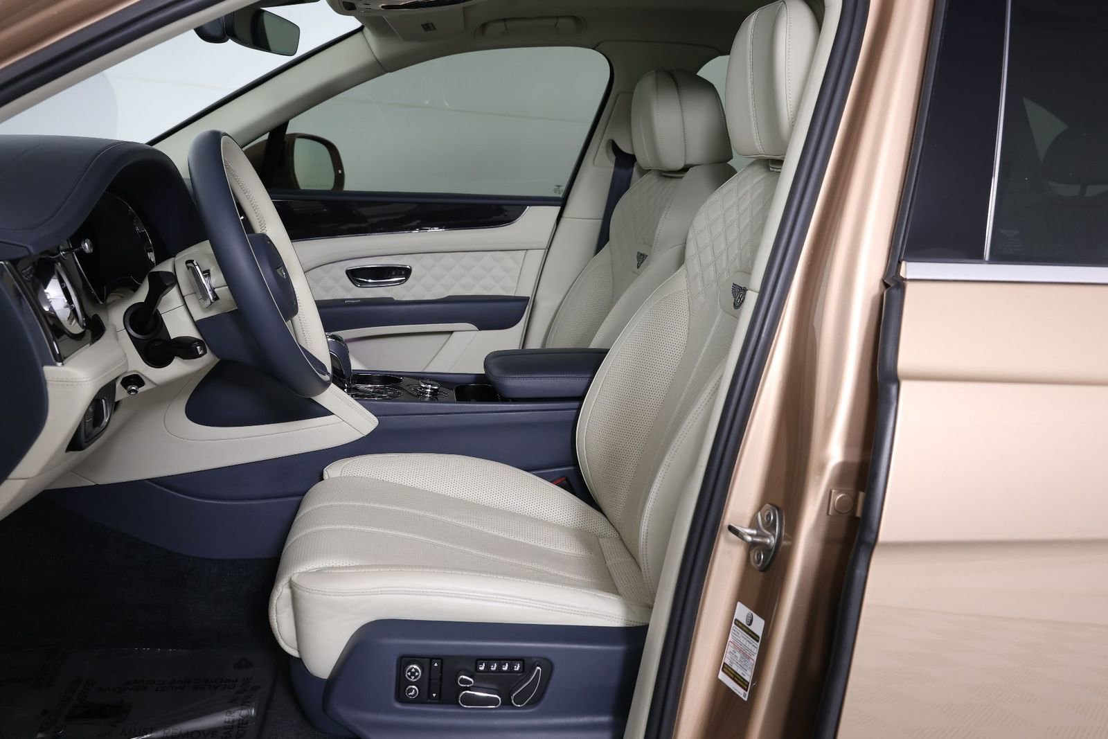 Used 2021 Bentley Bentayga image 2