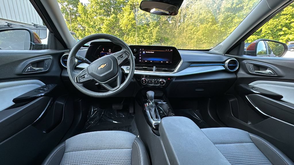 Used 2025 Chevrolet Trax LT FWD image 8