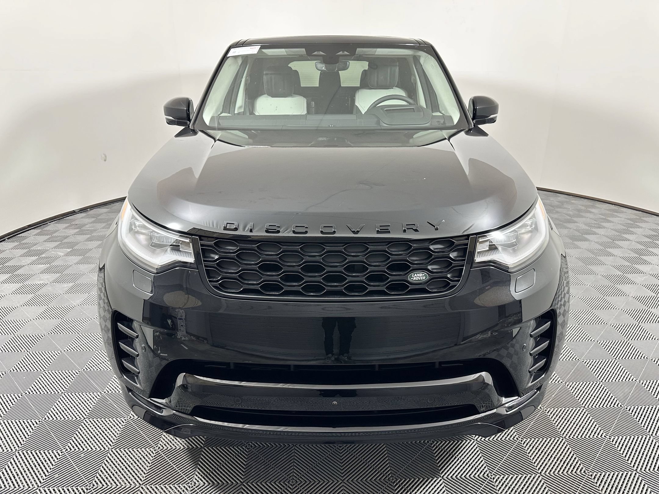 Used 2025 Land Rover Discovery Dynamic SE AWD/4WD image 5
