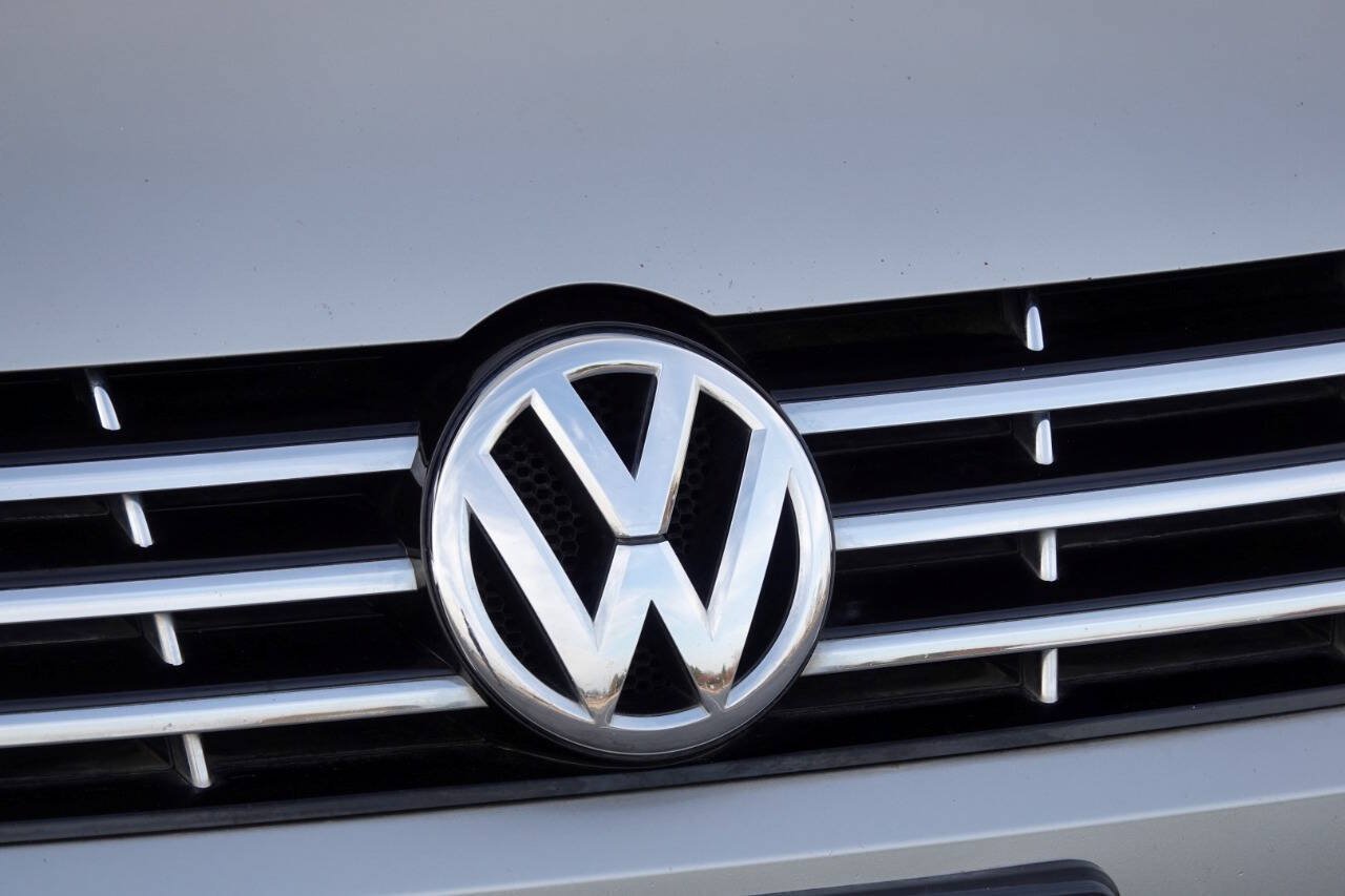 Used 2012 Volkswagen Passat TDI SE FWD image 39