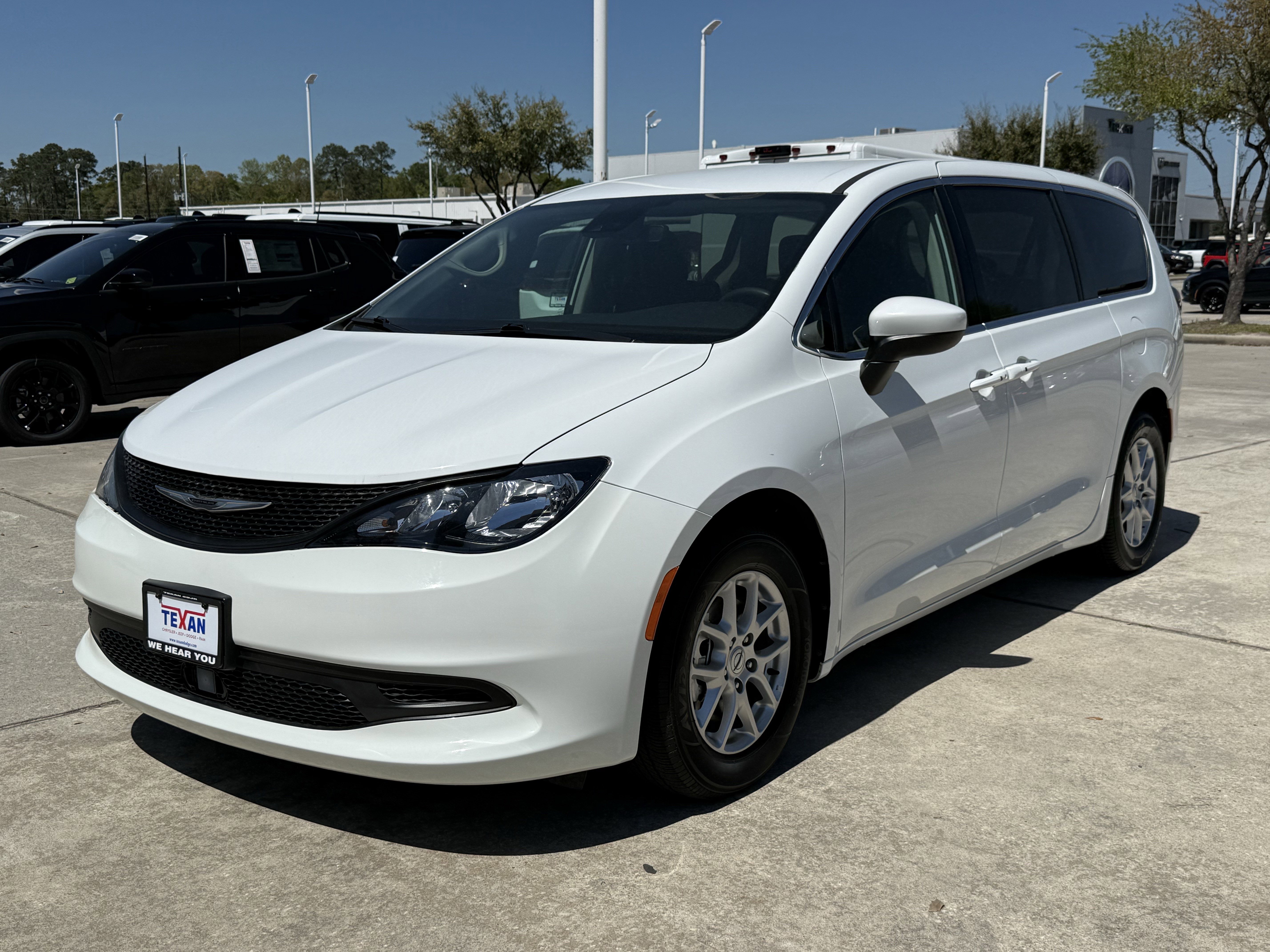 Used 2023 Chrysler Voyager LX image 9