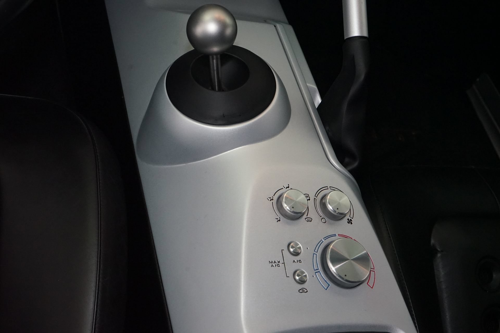 Used 2006 Ford GT RWD image 20