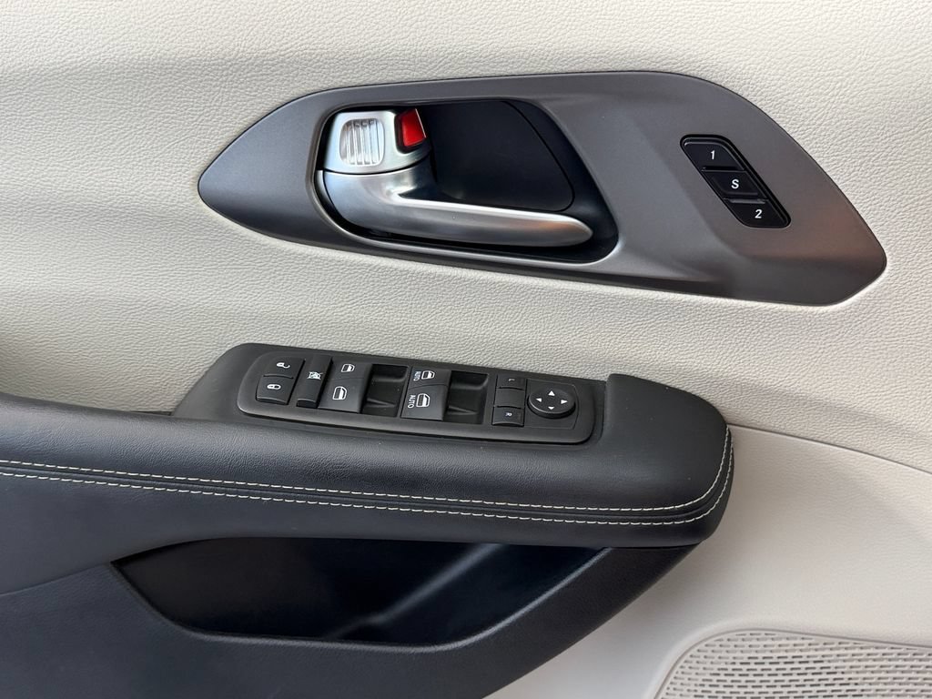 Used 2023 Chrysler Pacifica Touring-L FWD image 24