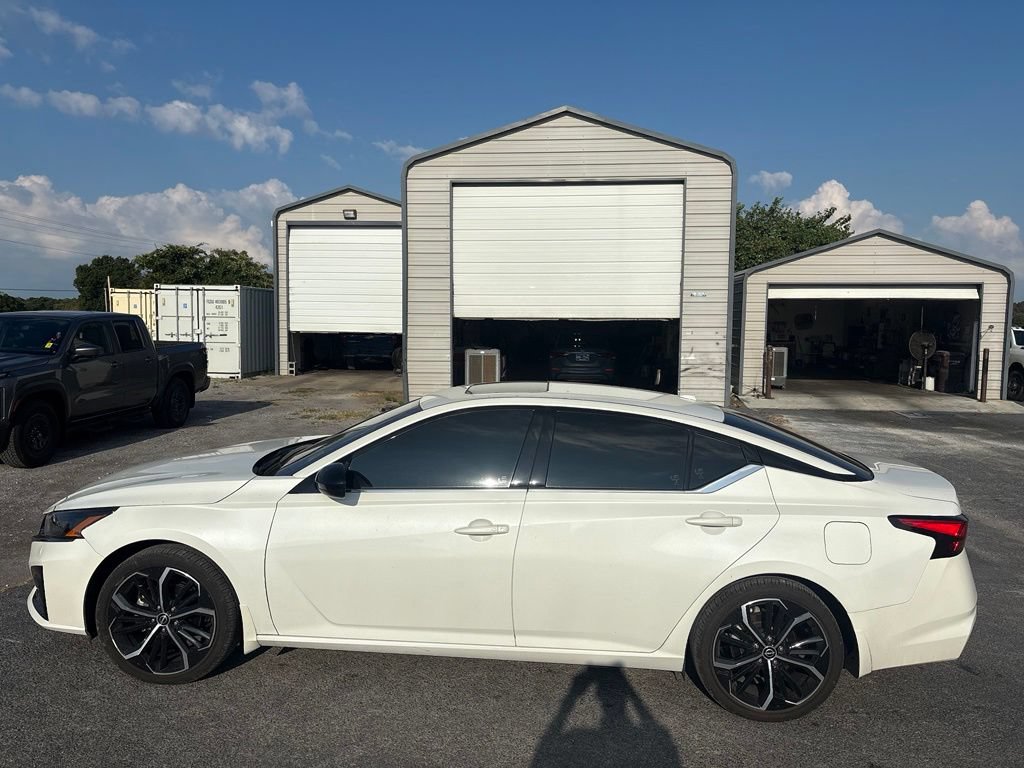 Used 2024 Nissan Altima 2.5 SR w/ SR Premium Package FWD image 8
