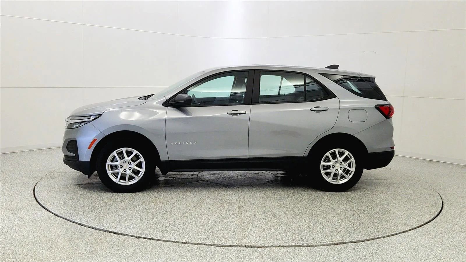 Used 2023 Chevrolet Equinox LS w/ Driver Confidence II Package AWD/4WD image 4