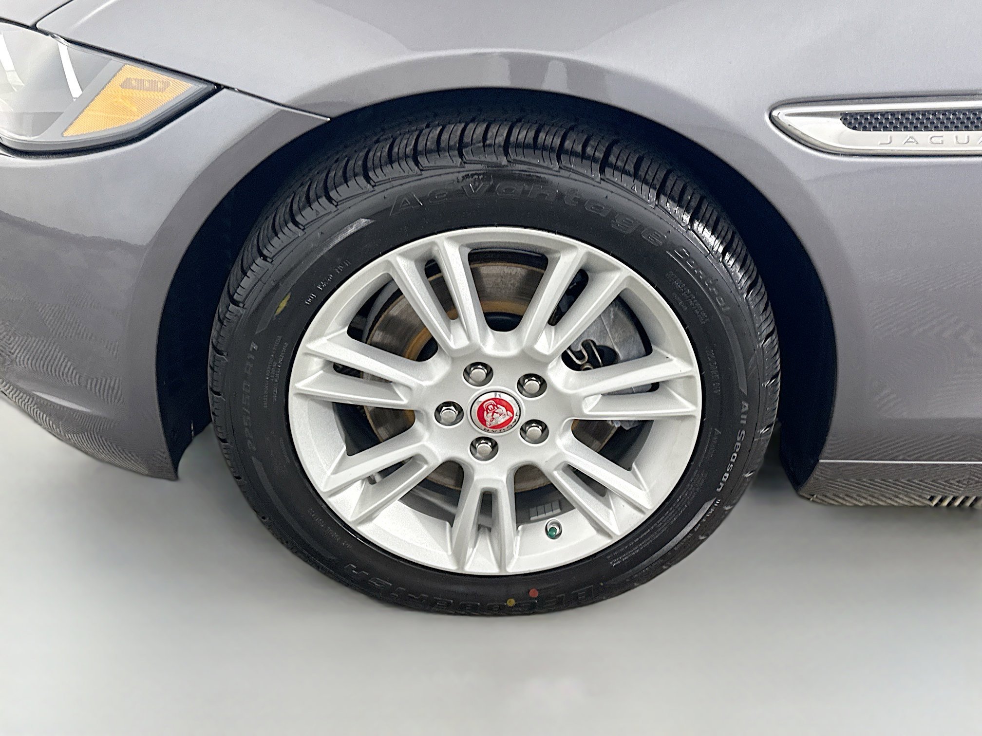 Used 2018 Jaguar XE Premium image 38