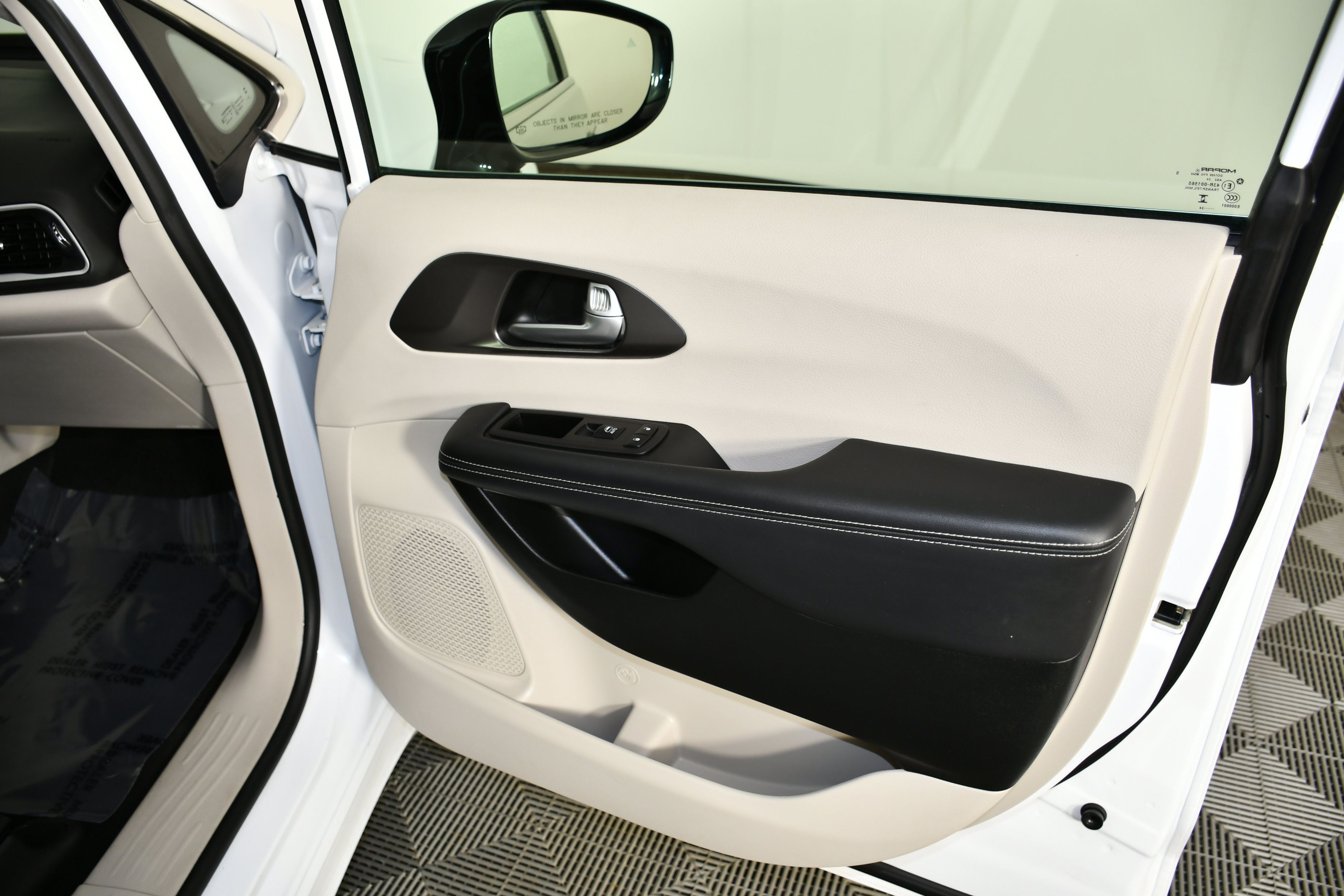 Used 2024 Chrysler Pacifica Touring-L image 39