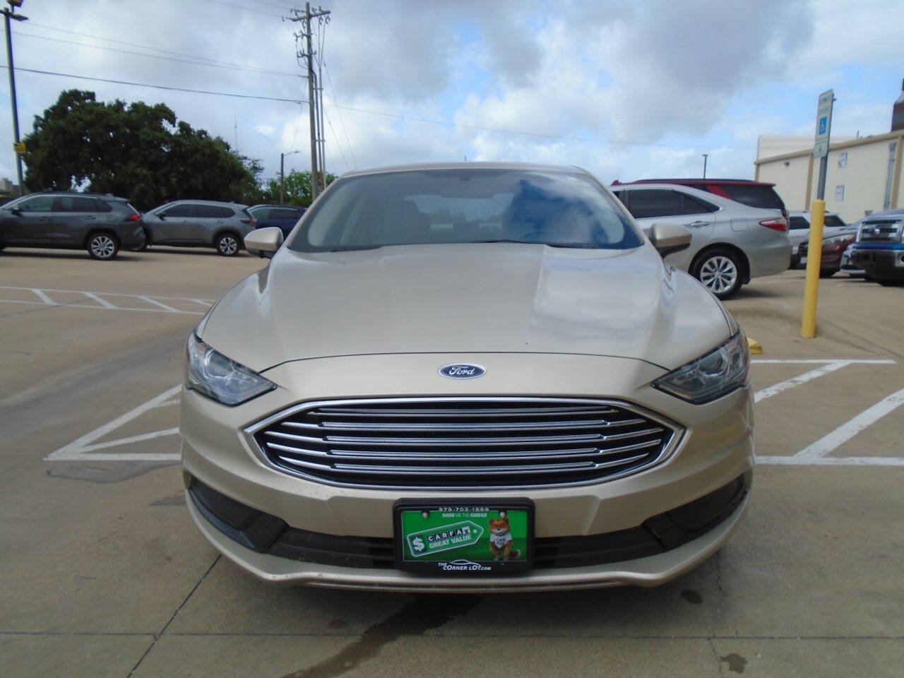 Used 2017 Ford Fusion SE FWD image 2
