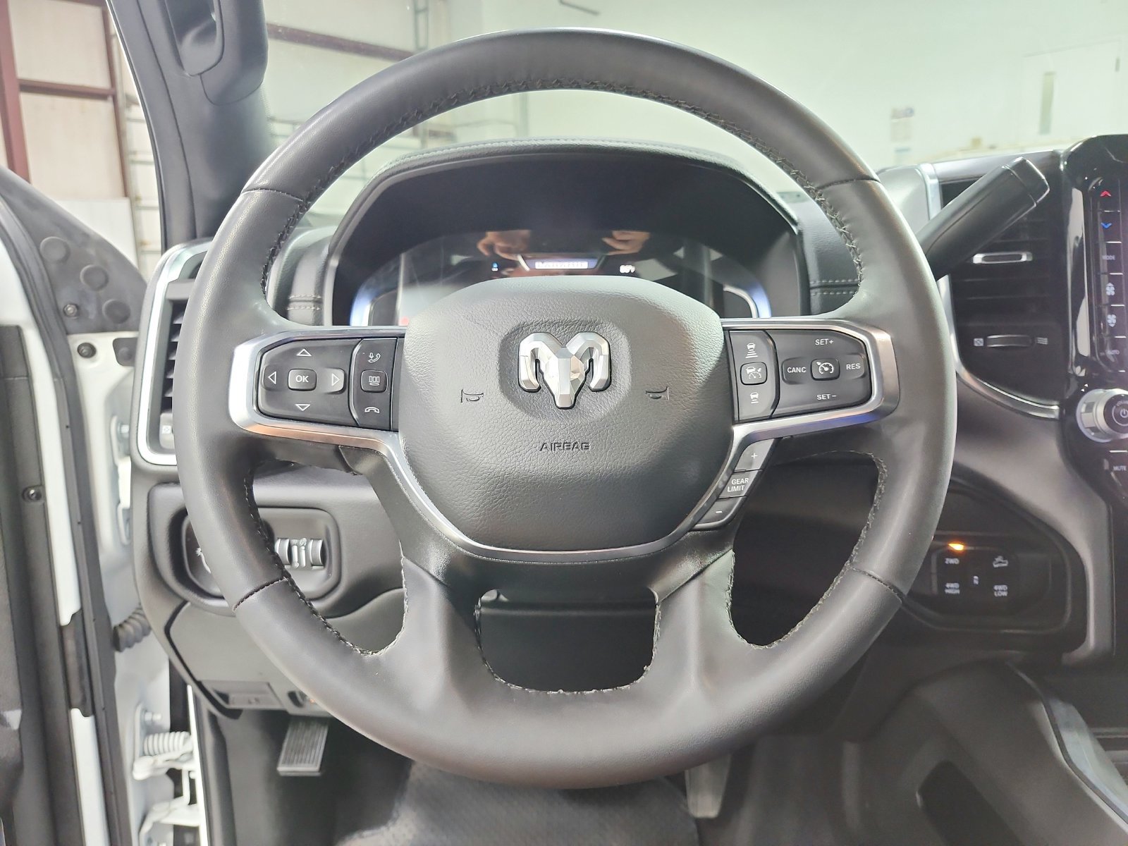 Used 2025 RAM 2500 Laramie AWD/4WD image 23