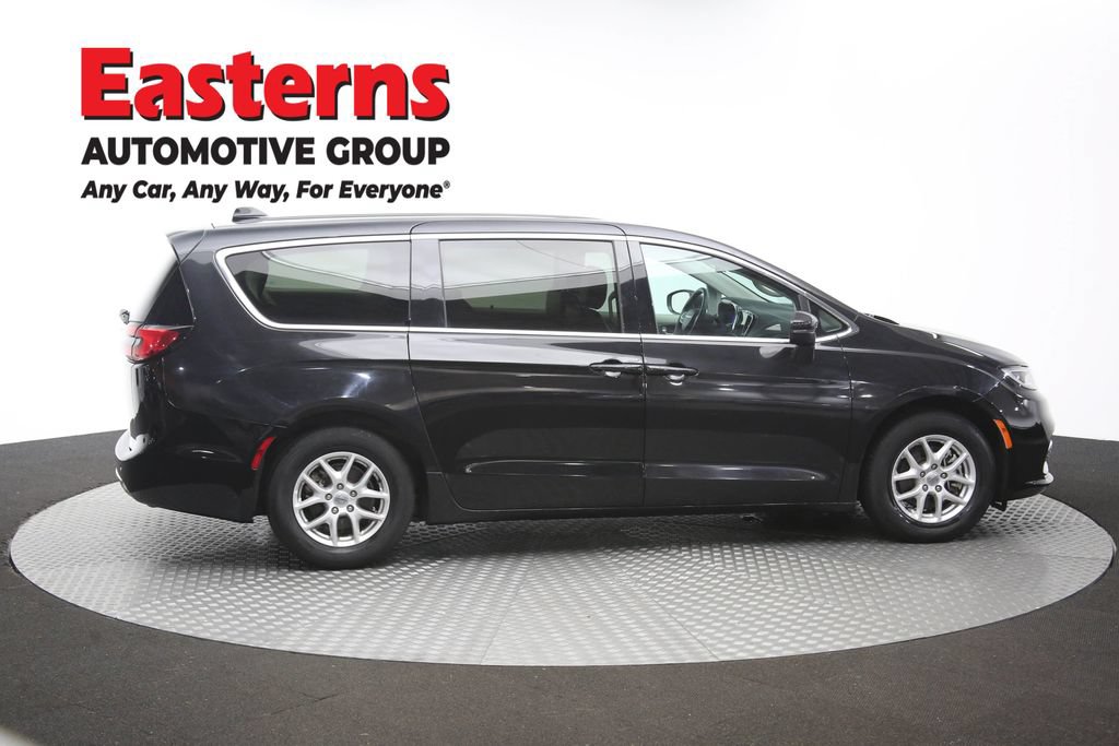 Used 2023 Chrysler Pacifica Touring-L FWD image 46