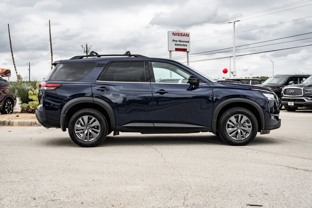 Used 2025 Nissan Pathfinder SV image 4