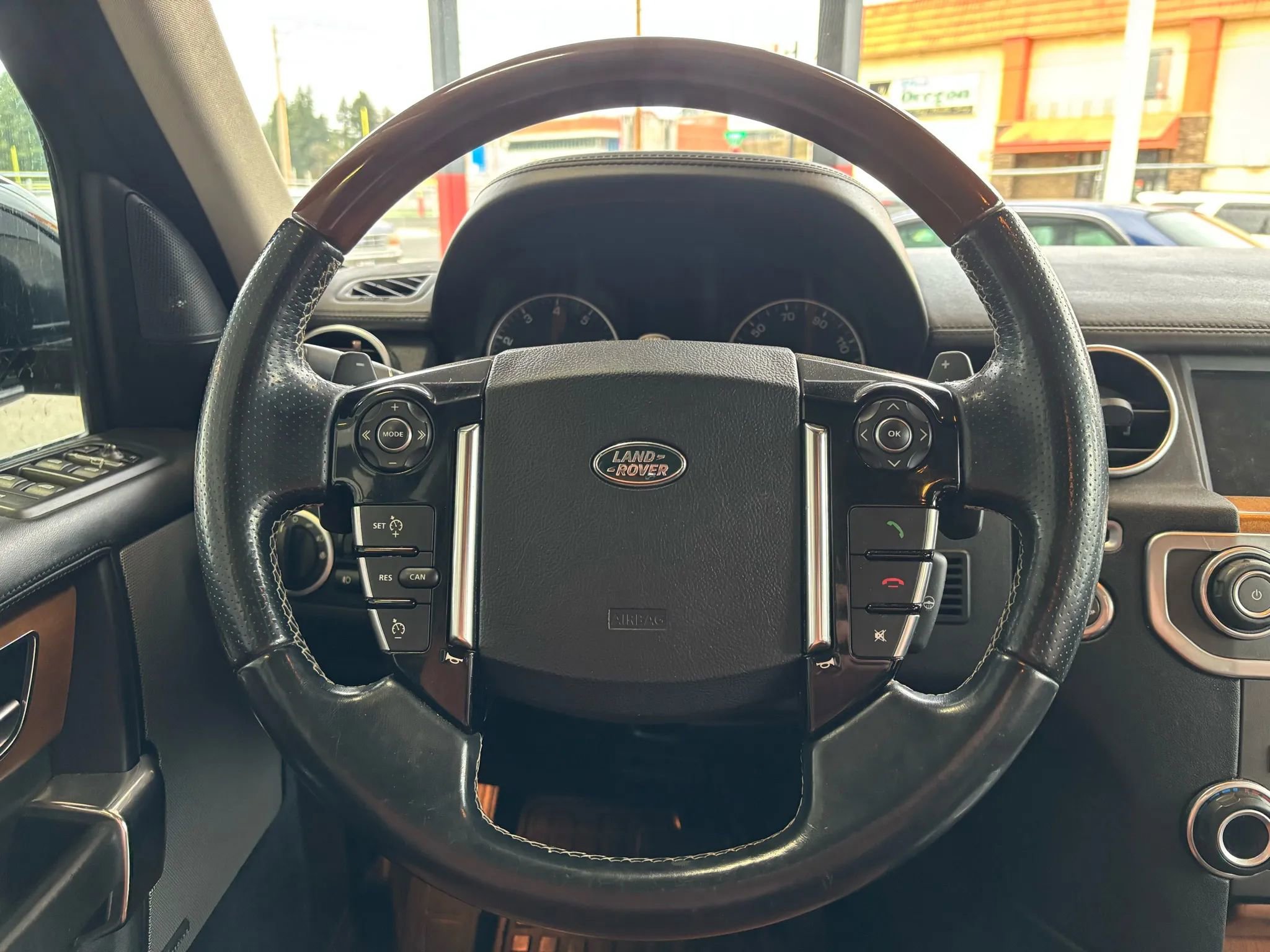 Used 2016 Land Rover LR4 HSE LUX image 16